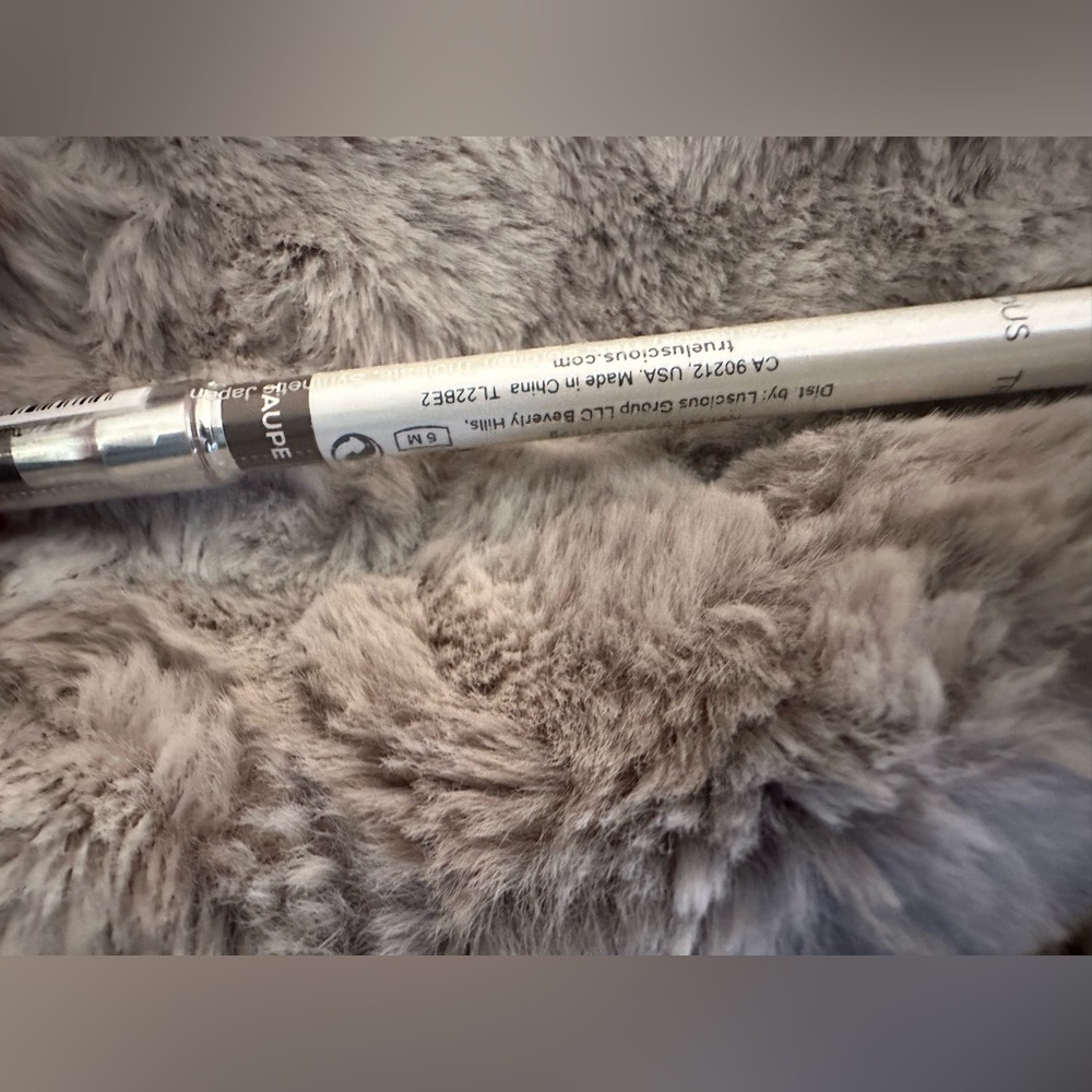 TRUE + LUSCIOUS Brow Definer eyebrow pencil in Taupe New! - Picture 3 of 6